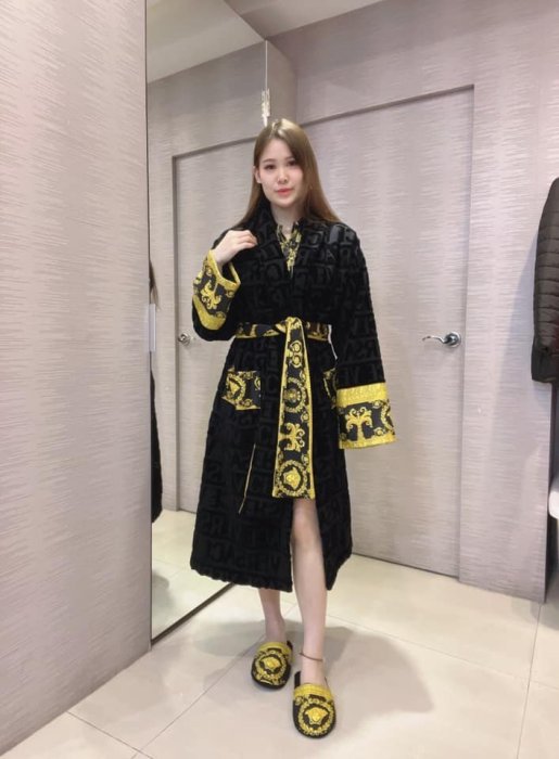 【EZ兔購】~正品 VERSACE 凡賽斯 女神頭 頂級黑牌  圖案帶浴袍 潘瑋柏 中國有嘻哈現貨 黑色