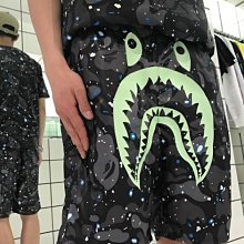 【日貨代購CITY】A BATHING APE SPACE CAMO SHARK BEACH PANTS 夜光短褲 現貨