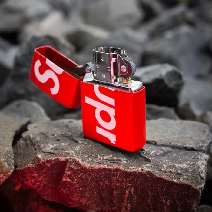 希望商店】Supreme Logo Zippo Red 18SS LOGO 經典滿版防風打火機