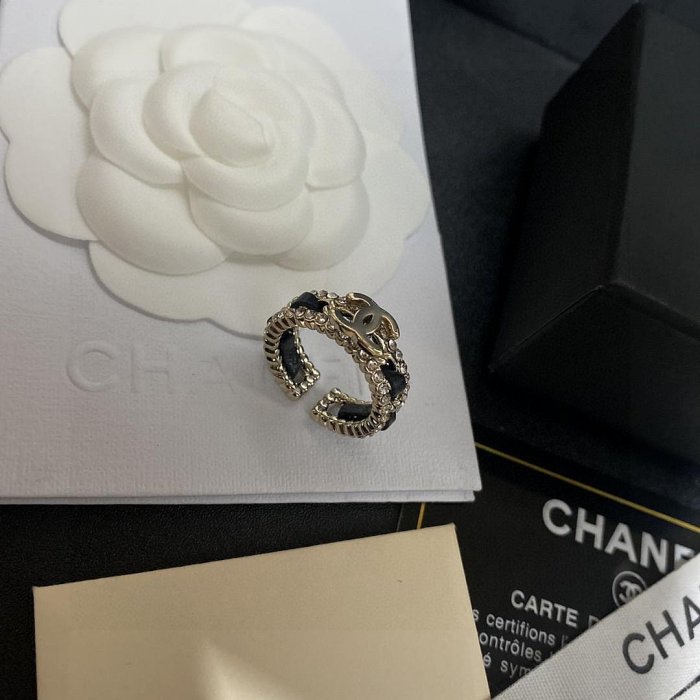 賣瘋了小香官網主推爆款精工小香 最新 Chanel Chanel 小香真皮穿鏈新款戒指，上手常不錯，很特別， NO54493