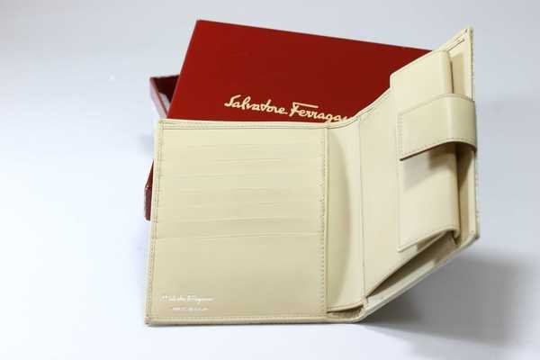 全新SALVATORE FERRAGAMO 米色 LOGO　100%真品