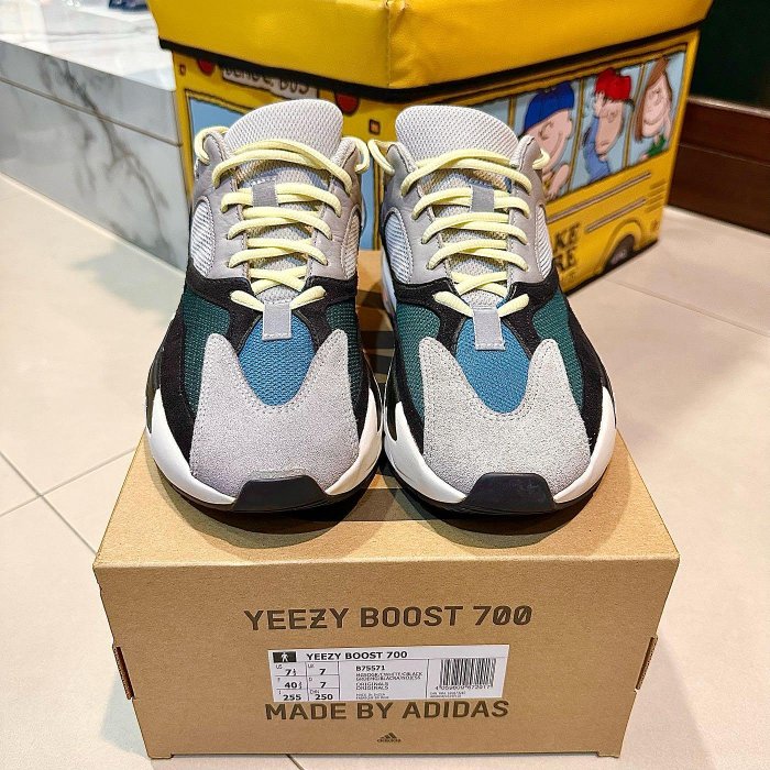 已售出台灣公司貨25.5公分US7.5 Adidas Yeezy boost 700 OG 初代女款版