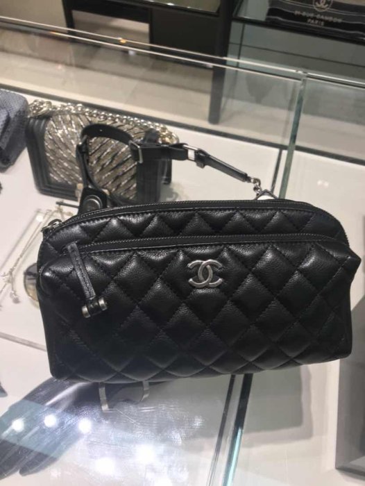 Chanel A57887 小牛皮鍊帶腰包 黑