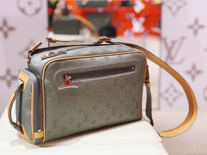 Louis Vuitton Messenger Size PM Noir M43895 Monogram Glaze