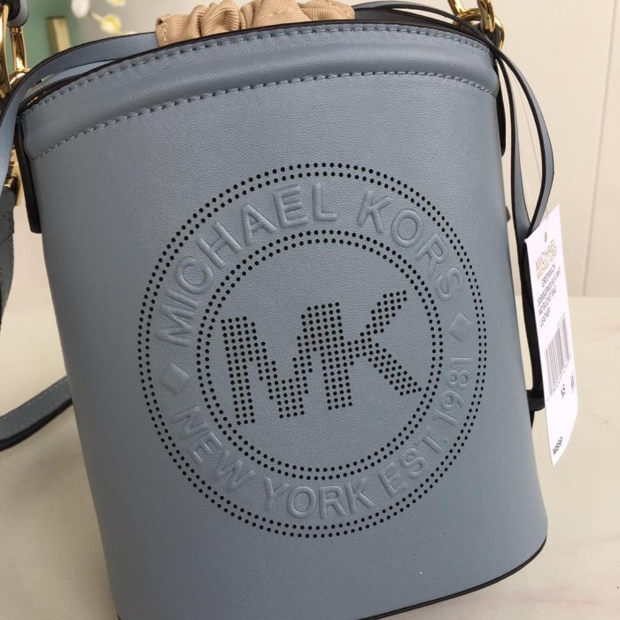 現貨MICHAEL KORS Monogramme 小號皮質水桶包 宛若花卉個性而柔美 搭配肩帶和手提柄明星同款熱銷