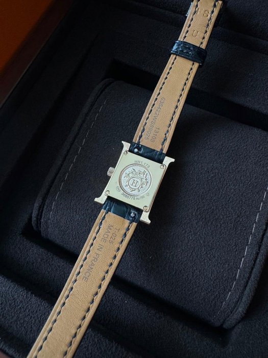 Hermes 全新品 愛馬仕 全配 女款手錶 經典H 黑玫瑰金 鱷魚錶帶 特殊皮革腕錶  鑽石H框設計，絕美收藏 尺寸17*17 優雅小巧 賠錢出售