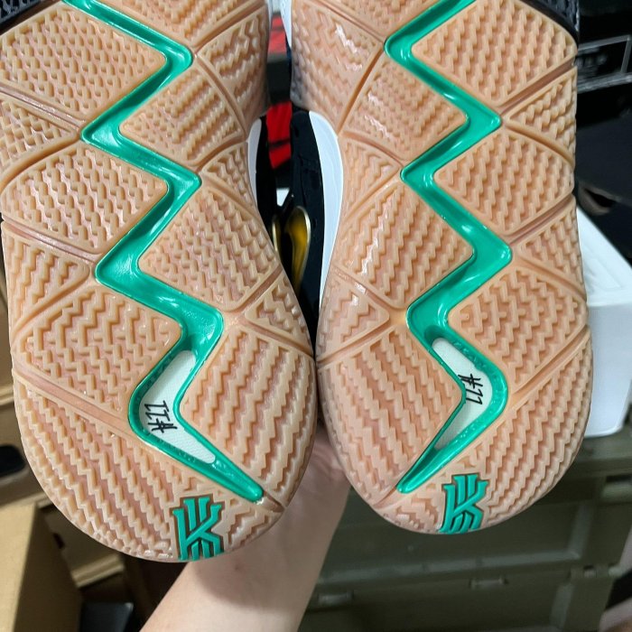 46碼 二手無原盒 kyrie4 歐文4 黑金