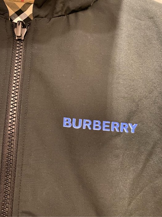 【EZ兔購】~正品Burberry 格紋 TB 風衣 連帽 外套 雙面穿 ~ 青年款=男 成人 S 原價 28900