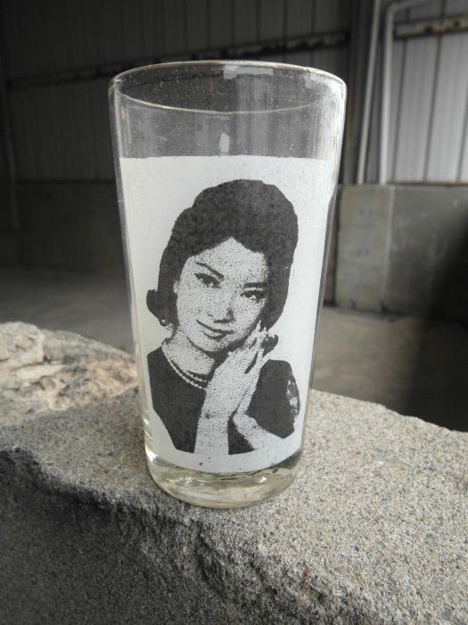 早期-----女明星圖案玻璃杯---高12.5公分