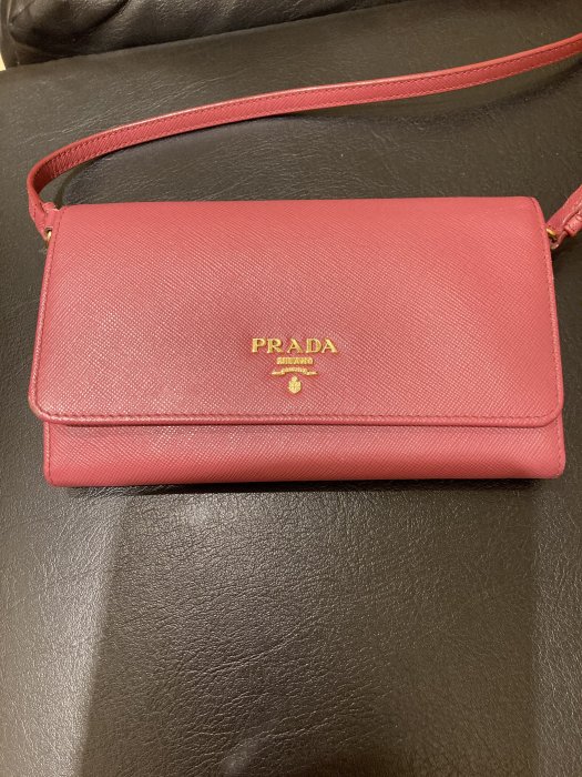 PRADA 1M1437 經典浮雕LOGO長夾皮夾手拿包  斜背 WOC 桃紅