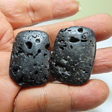 【競標網】天然泰國黑隕石(火山熔岩)原礦大胸墬2個(P01)24克(天天處理價起標、價高得標、限量一件、標到賺到)