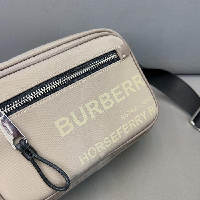 【二手包包】Burberry 巴寶莉Horse ferry Logo標志印花相機包  男女通用單肩斜挎包 經 NO.147508