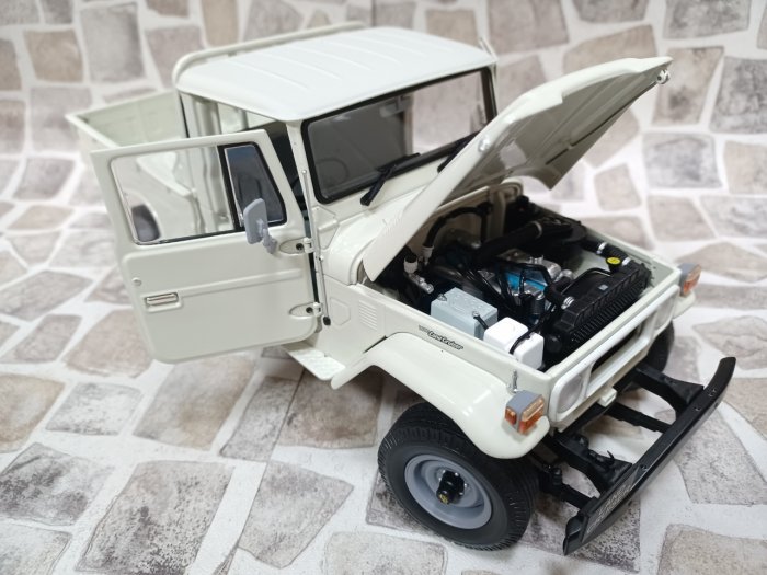 宗鑫 Kyosho KY08958W Toyota Land Cruiser 40 Pick Up (RHD) 米白色