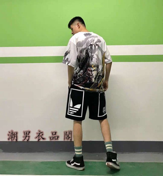 潮男衣品閣 ＾ Adidas 愛迪達 三葉草 阿迪達斯 短褲男士印花五分褲夏季寬鬆大碼 黑色嘻哈運動籃球褲 107386