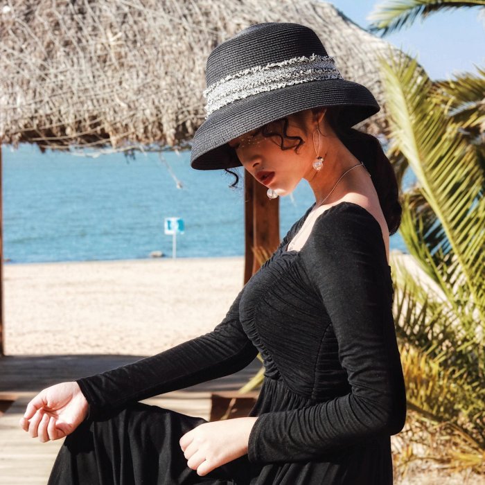 草帽 法式复古出游赫本风小檐夏天女优雅黑色钟型盆帽遮阳度假沙滩帽子~熱銷