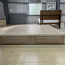 【尚品家具】813-02 橡木色木心板5尺尾二抽床底箱