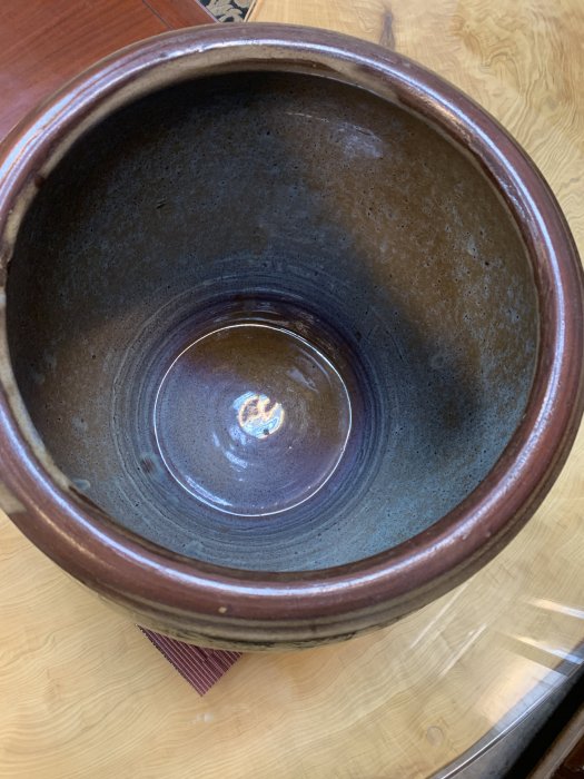 （河東堂）金煉成四排字小米缸。藍紫流釉、多彩變化玻璃釉光。完美無瑕收藏品。