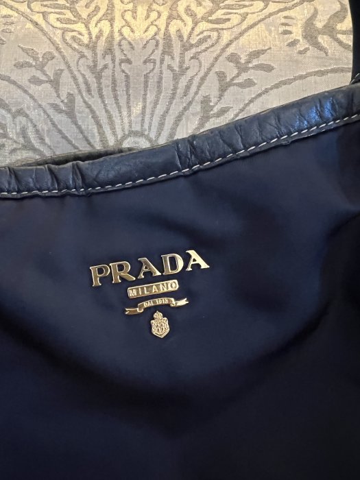 Prada 真品、黑色手提可以肩背包，大水餃包，實用很輕便⋯容量也很大😍 不心疼的使用。當購物袋tote包媽媽包托特包。