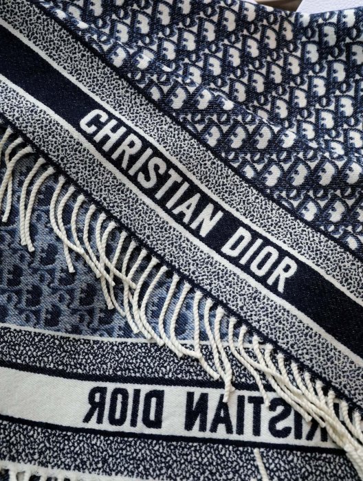 現貨供應 美國Outlet貨源 “ CHRISTIAN DIOR 迪奧雅摯雙面羊絨披肩圍巾”Logo標誌 新款男女同款 保暖純100%羊絨