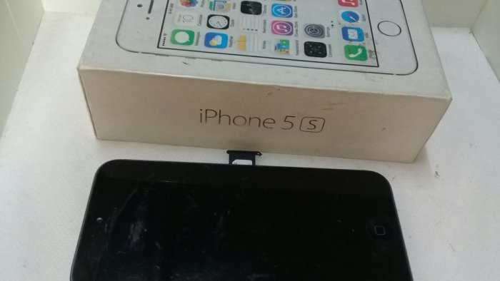 iphon5S，iphone，二手手機，中古手機，手機空機~iphone5S(有盒子，可正常開機與充電，有時會顯示4G字樣，有密碼鎖，當零件機販售）