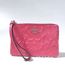 就愛精品店❤️ COACH 亮桃紅色漆皮壓LOGO皮質金屬馬車款手拿包 #39151