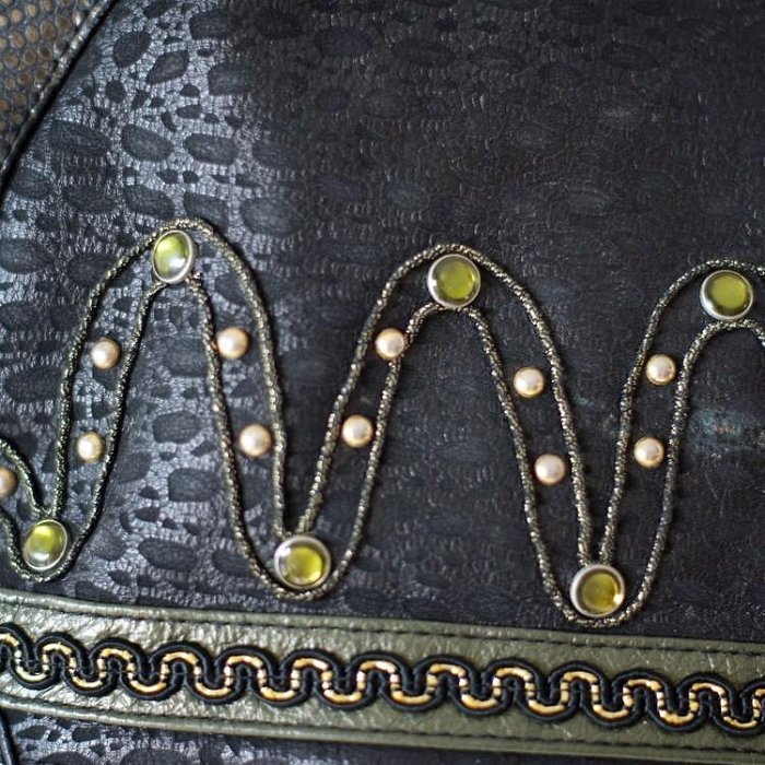 補圖1412舊愛古著~真皮黑色金屬裝飾拼貼浮誇金色背鏈肩背包vintag混搭摩登7080年代