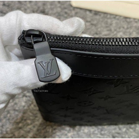 Shop Louis Vuitton Discovery Discovery pochette (M62903) by 環-WA
