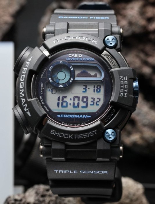 【金台鐘錶】CASIO卡西歐G-SHOCK 潛水用 電波錶 FROGMAN 蛙王 黑x藍GWF-D1000B-1