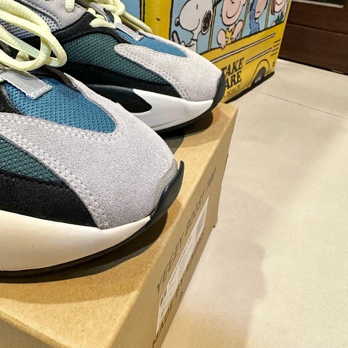 已售出台灣公司貨25.5公分US7.5 Adidas Yeezy boost 700 OG 初代女款版