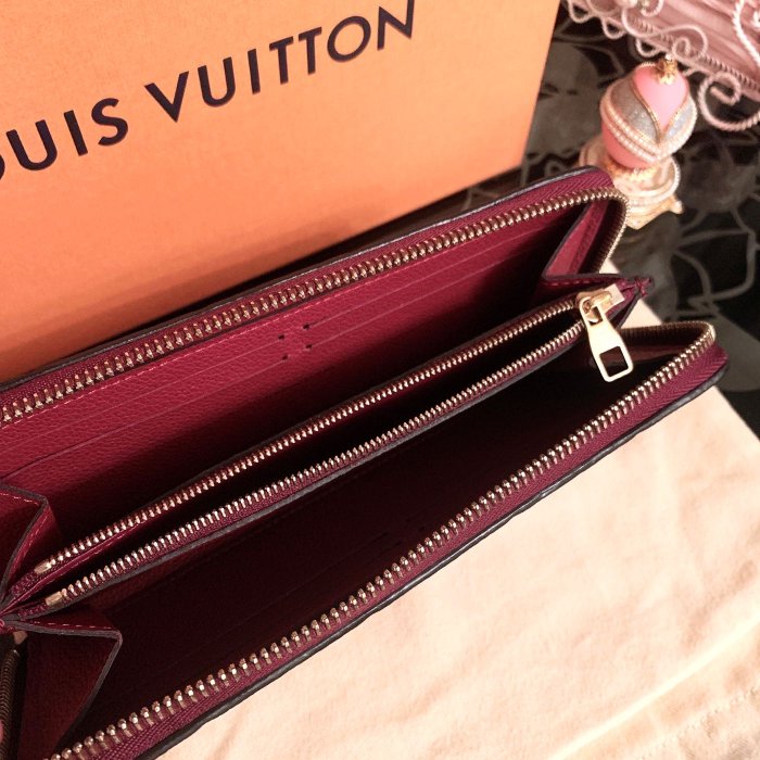 法國專櫃名牌 LV    Louis Vuitton  酒紅紫紅色 全皮革小牛皮荔枝紋 經典原花壓紋 Clemence ㄇ型 拉鍊 窄版長夾皮夾包