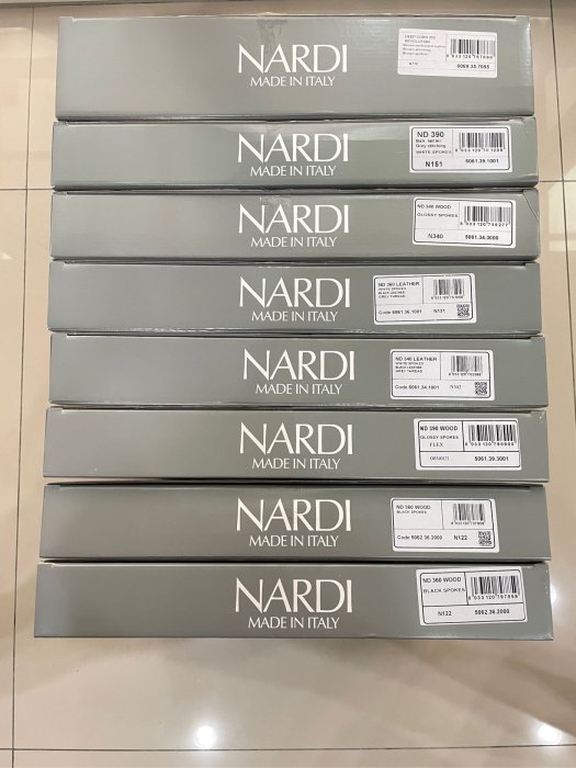NARDI Classic 光滑皮革 消光銀條幅 灰色縫線