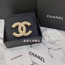 《真愛名牌精品》CHANEL A64762 珍珠+鑽 金 大雙C logo  胸針 *全新*代購