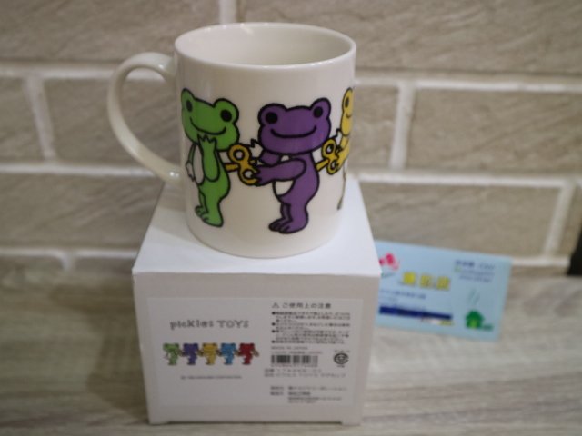 婕的店日本精品~日本帶回~pickles the frog TOYS 系列青蛙發條玩具圖款日本製馬克杯