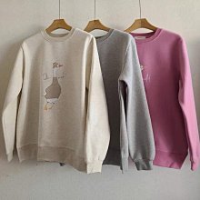 ☆Milan Shop☆網路最低價 正韓Korea專櫃款 高質感刺繡粉紅天鵝開岔厚棉大學衫3色$699(特價)