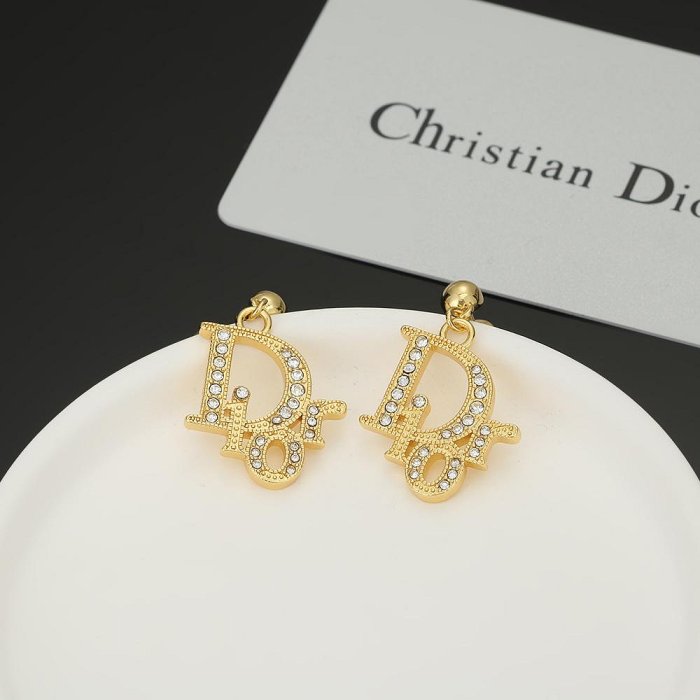 迪奧字母DIOR珍珠耳環  這款 Dior Tribales 耳環在 Dior 標志性款式的基礎上演繹出新的 NO72808