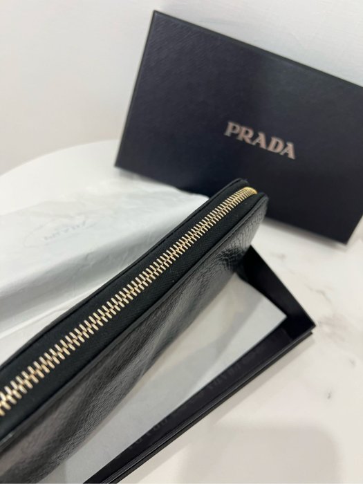 Prada 真品 二手皮夾 女款拉鍊長夾 黑色 經典款，金色logo字，內裡可以放鈔票跟信用卡 好用又實用的款，真皮（牛皮）付盒