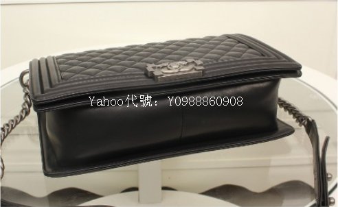 里昂二手正品  BOY CHANEL 28 香奈兒　黑色　羊皮銀鍊　包肩背包　斜背包 28cm  A92193