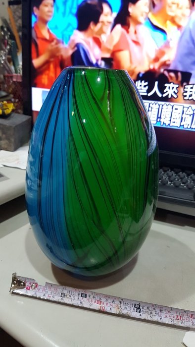 二手藝術手工琉璃花瓶 有約4公分的小瑕疵撞傷 沒有仔細看看不出來不會漏水 便宜賣優惠免運費郵局先付款