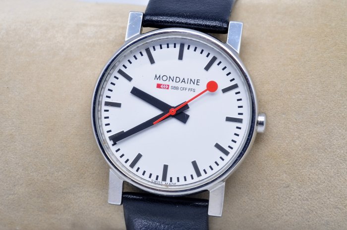 《寶萊精品》Mondaine 國鐵銀白圓型石英男子錶