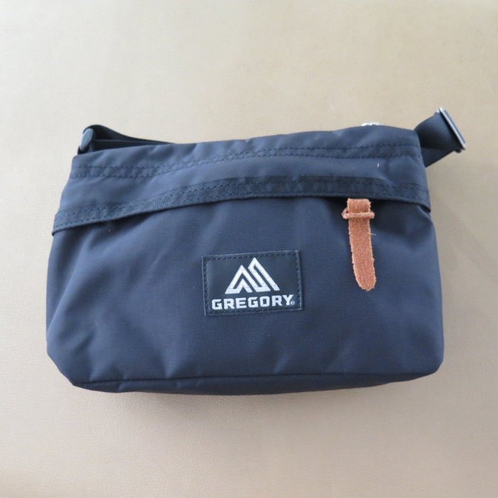 GREGORY ENVELOPE SHOULDER 1L 斜背包 GG1254061041 黑【iSport愛運動】