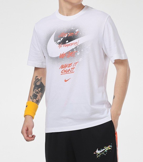 【Simple Shop】NIKE NSW 潑墨 文字 運動短袖 大勾 短袖 白色 橘色字 男款 DJ5218-100