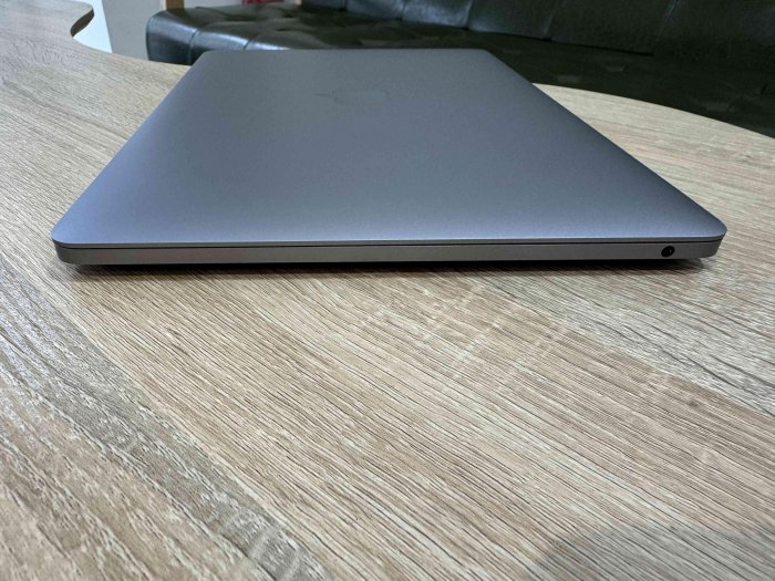M2 Macbook Pro 13" 2022 太空灰色 8G / 256G 無傷 只要26000 !!!