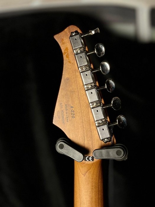 【高雄名人樂器】平價嚴選 Auriga A-220 烤楓木高品質電吉他 黑色 單單雙