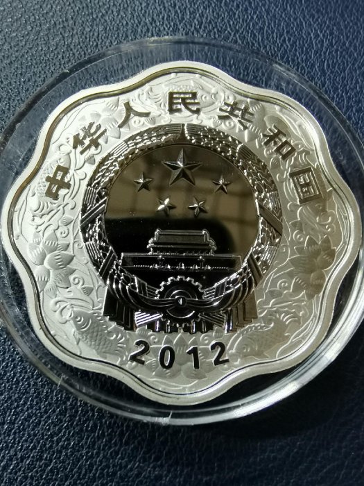 可議價2012龍年一盎司梅花形生肖紀念銀幣，原盒原證基本全品，證書36937【金銀元】PCGS NGC 公博1102