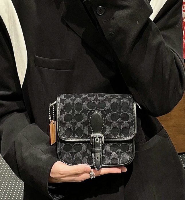 （Outlet特惠）COACH CE517 新款男士经典标志丹宁布FRANKIE 18号斜挎包 附代購憑證