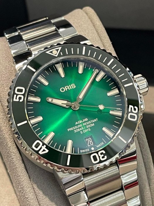 ORIS  豪利時  AQUIS CALIBRE 400 亮綠色面 日期錶 自製機芯 動力儲存 120小時 10年原廠保固