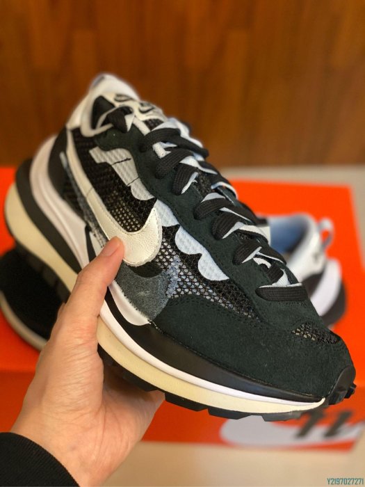 正品】sacai x Nike Vaporwaffle Black/White 黑白CV1363-001代購