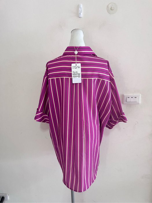 楹。服飾@妮蒂NeDID2023春夏單一特價-落肩款紫條紋造型長版襯衫 13