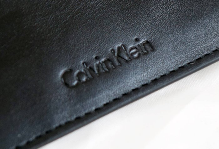 全新美國名牌 Calvin Klein 黑色皮革製名片夾信用卡夾萬用夾，男女皆可用，只有一件！無底價，本商品免運費！