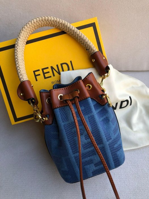 Fendi新款藍色刺繡水桶包 休閒氣質手提包 單肩斜背包 12*18*10cmConnie代購#